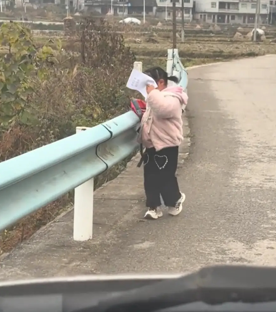 Khoảnh khắc bé gái lấy vở che mặt khiến cô giáo và cư dân mạng cười ngất