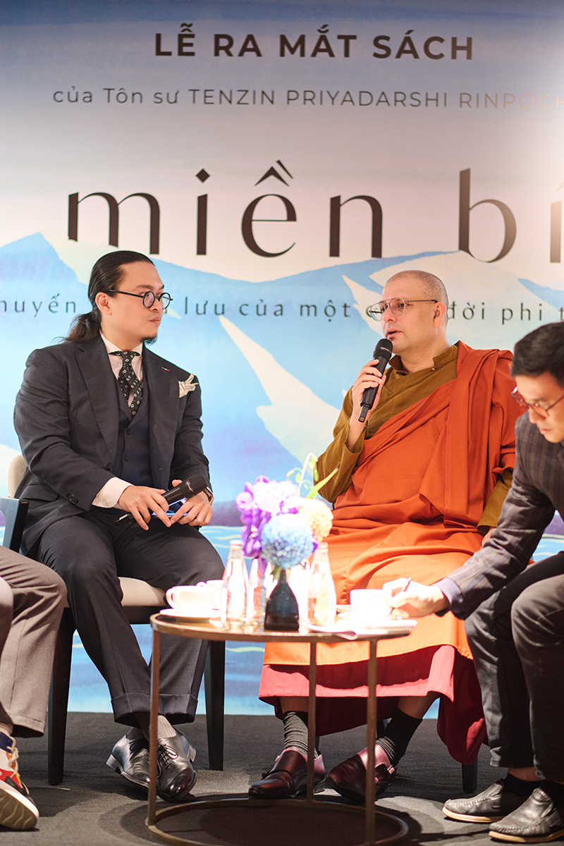 Ra mắt hồi ký “Về miền bí ẩn” tại Hà Nội: Hành trình phi thường của cậu bé 10 tuổi đi tìm điều chưa biết