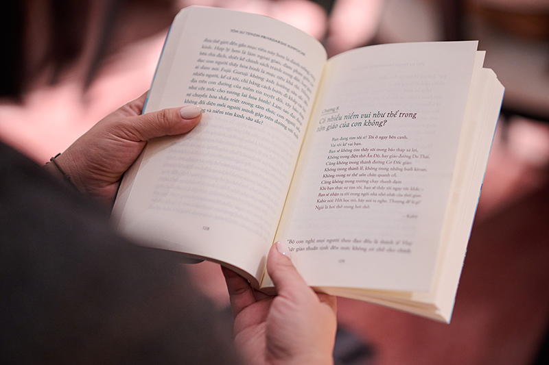 Ra mắt hồi ký “Về miền bí ẩn” tại Hà Nội: Hành trình phi thường của cậu bé 10 tuổi đi tìm điều chưa biết