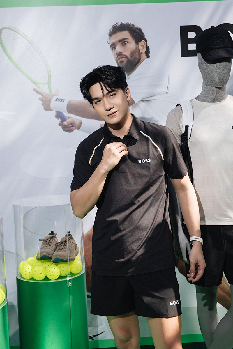 Diễn viên Đỗ Nhật Hoàng cũng tham gia cuộc vui, diện trang phục thể thao tông đen tối giản từ nhà mốt BOSS