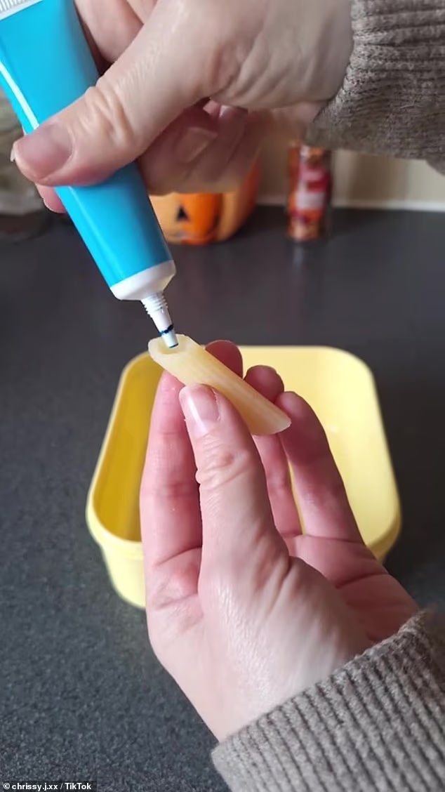 Trưa nào đồ ăn con đem tới trường cũng BIẾN MẤT, bà mẹ