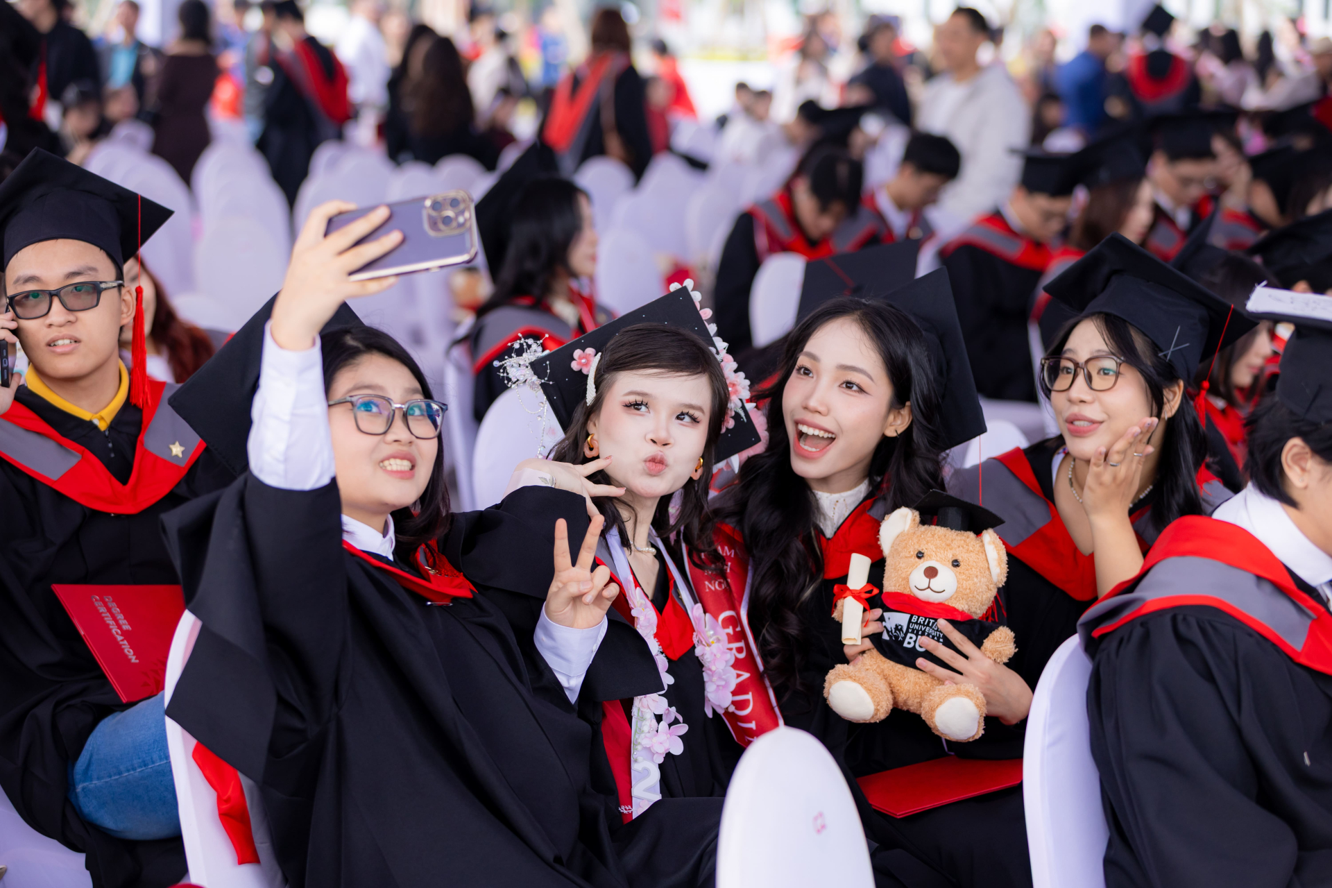 BUV vinh danh thế hệ hơn 600 tân khoa đạt ba cấp độ chuẩn chất lượng