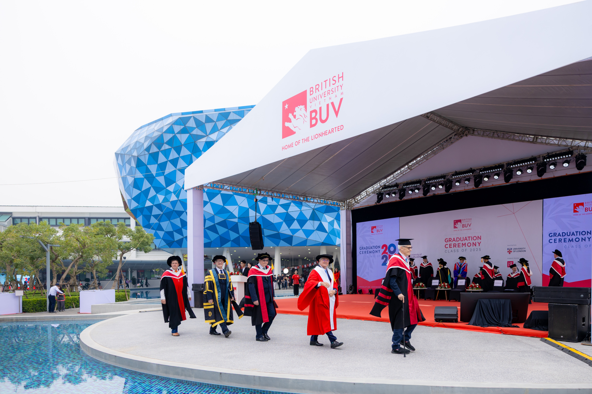 BUV vinh danh thế hệ hơn 600 tân khoa đạt ba cấp độ chuẩn chất lượng