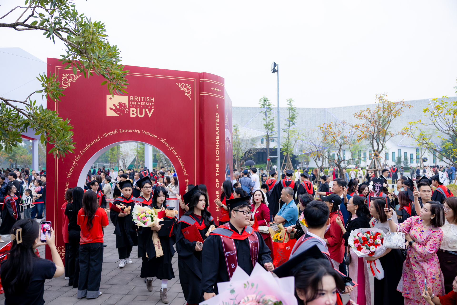 BUV vinh danh thế hệ hơn 600 tân khoa đạt ba cấp độ chuẩn chất lượng