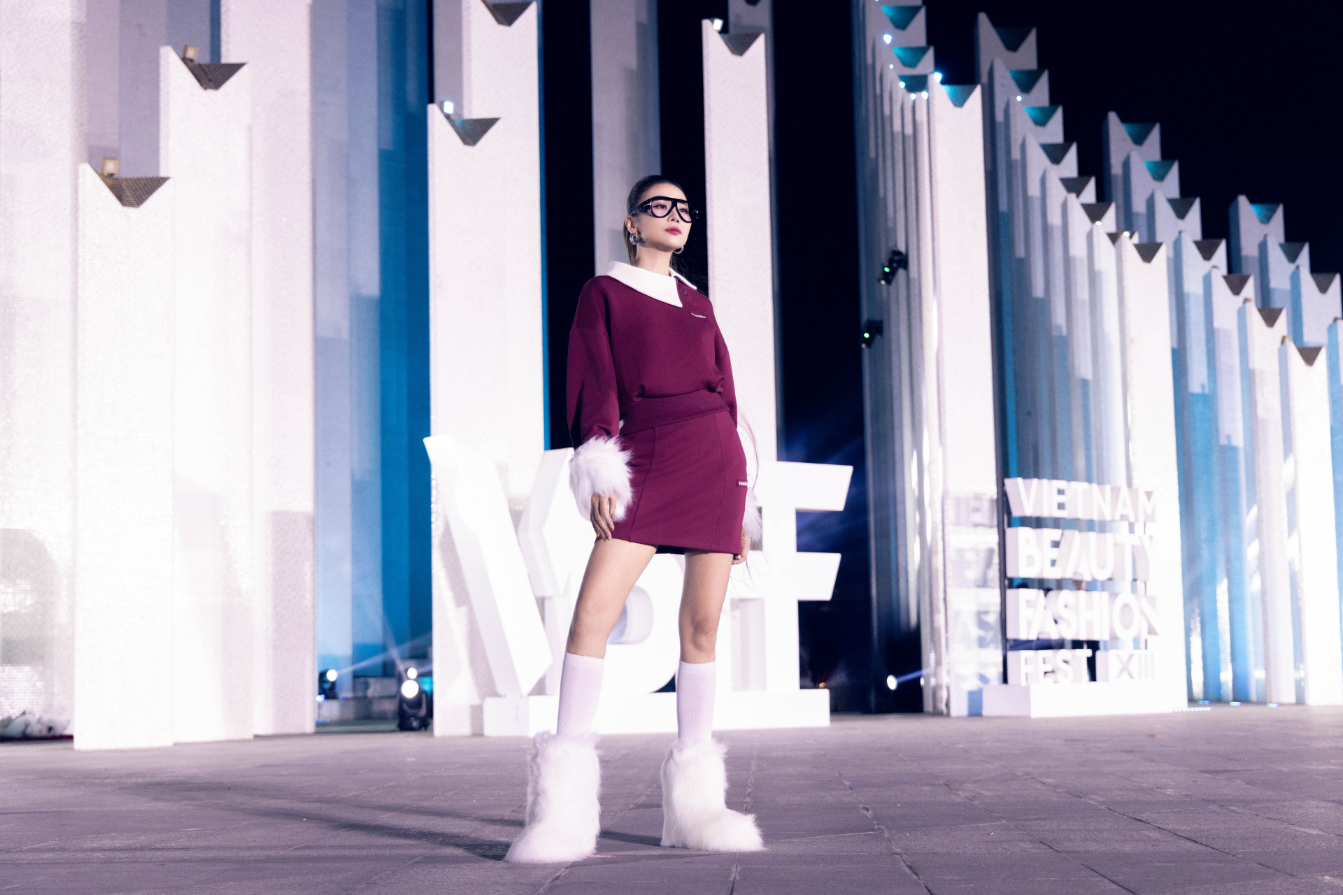 Bùng nổ khoảnh khắc hai chân dài đẹp nhất Việt Nam chung khung hình