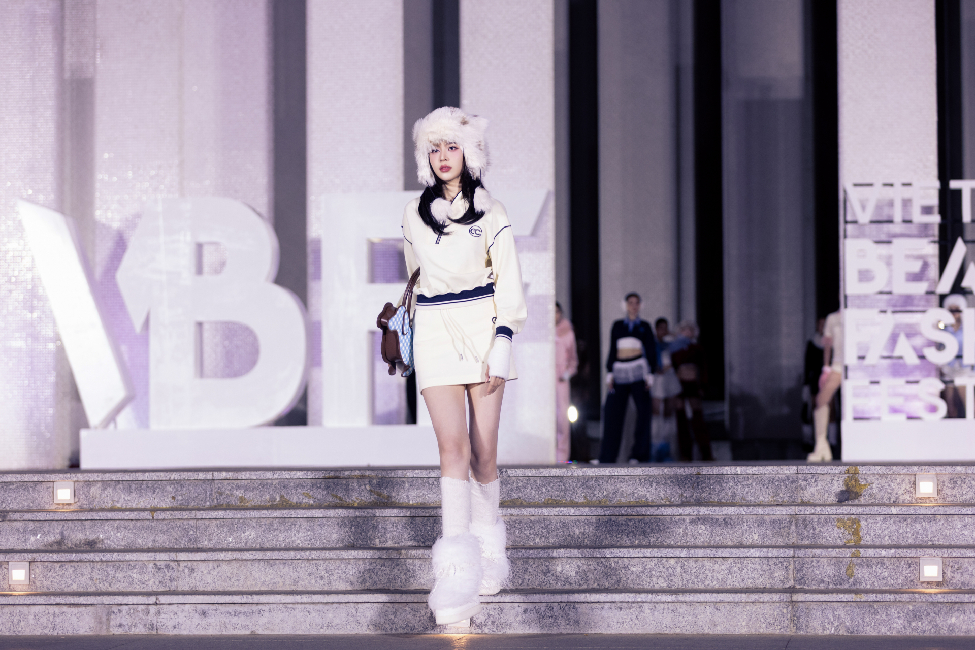 Bùng nổ khoảnh khắc hai chân dài đẹp nhất Việt Nam chung khung hình