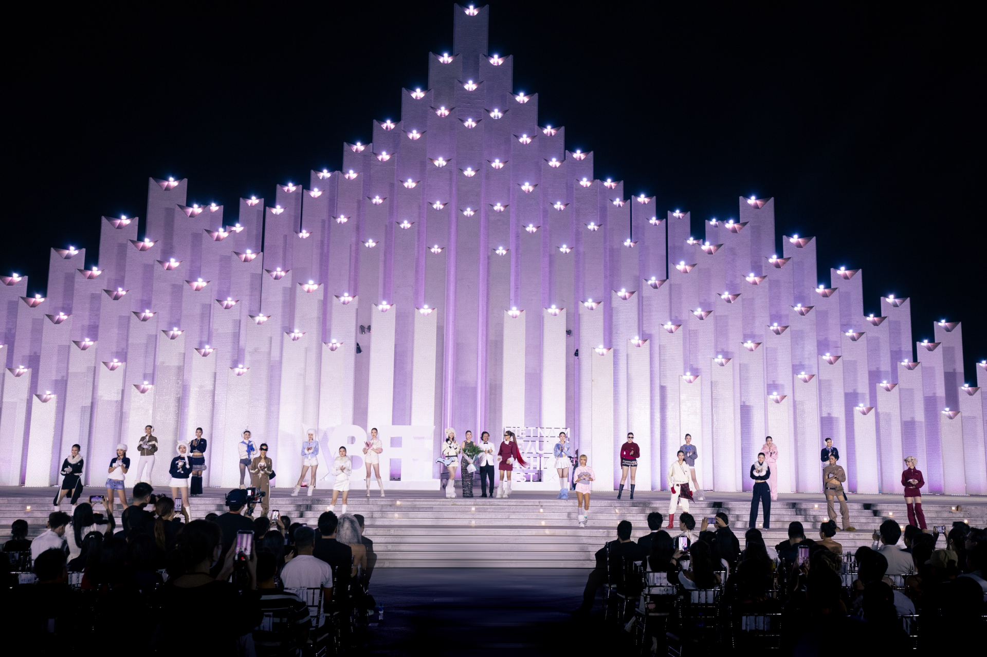 Bùng nổ khoảnh khắc hai chân dài đẹp nhất Việt Nam chung khung hình