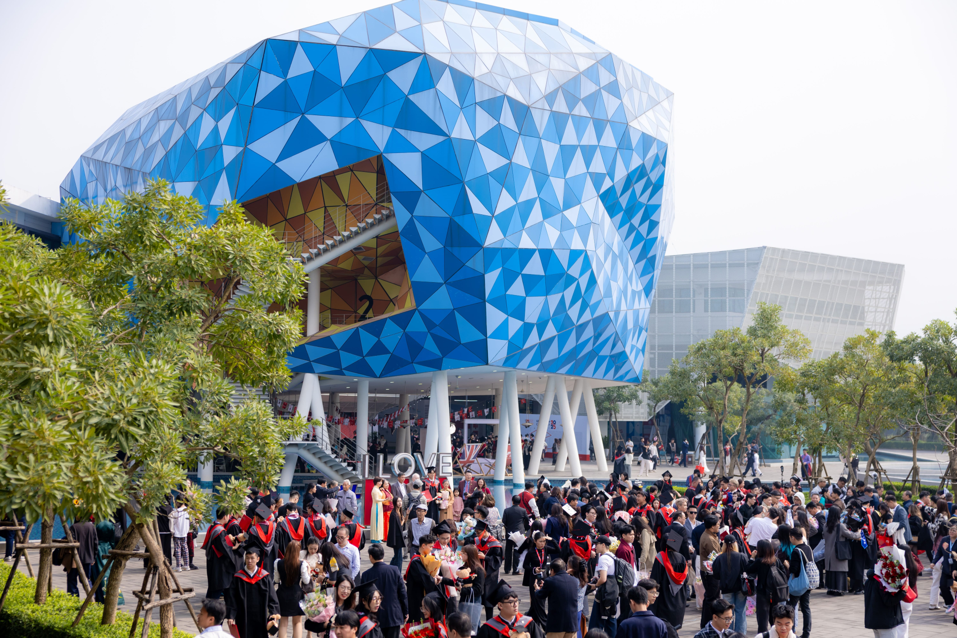 BUV vinh danh thế hệ hơn 600 tân khoa đạt ba cấp độ chuẩn chất lượng