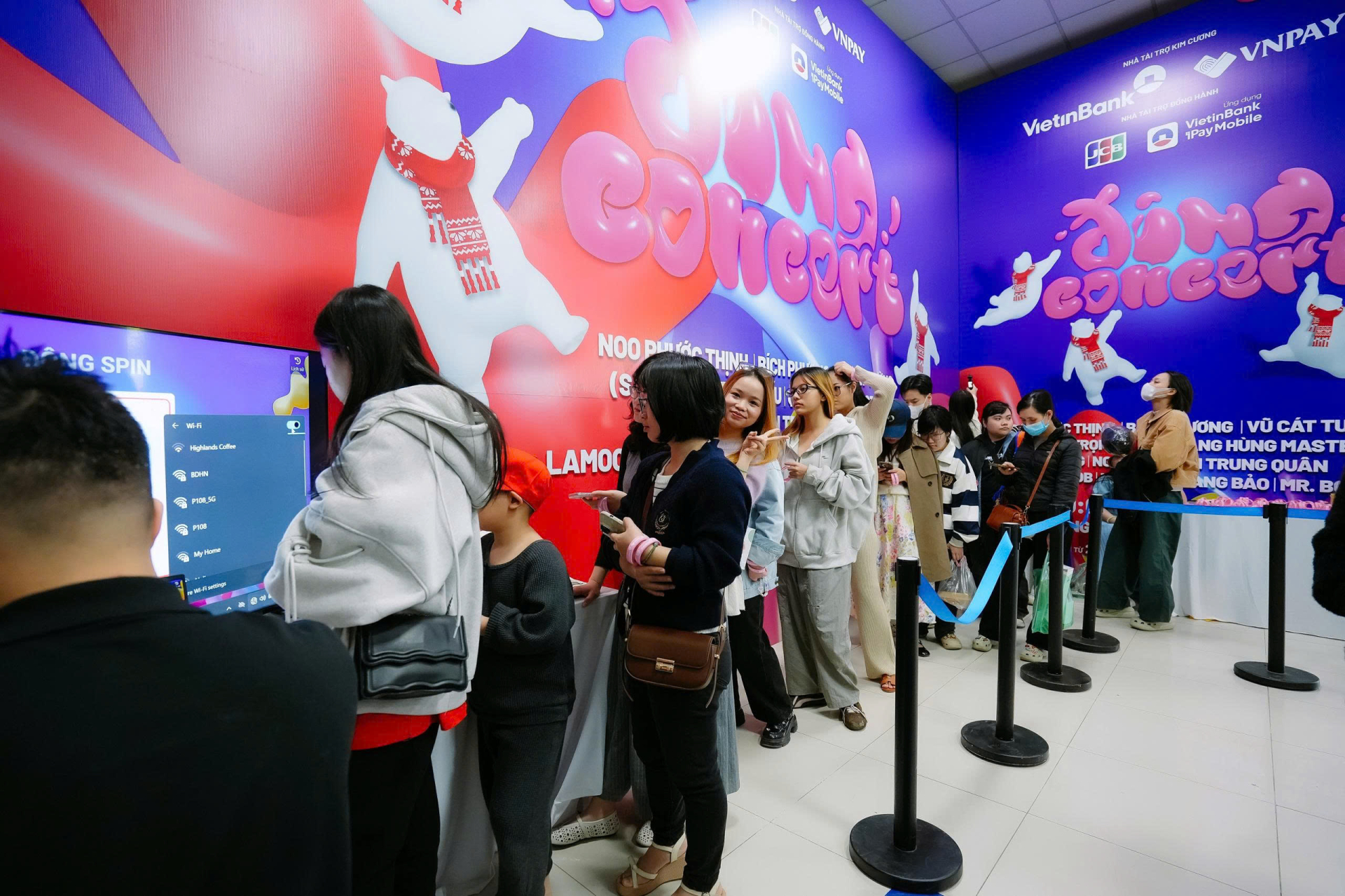 Người xếp hàng tại số 8 Lê Thạch tham gia thử thách mini của Ban tổ chức để nhận nhiều phần quà hấp dẫn, trong đó có vé tham dự Đông Concert.