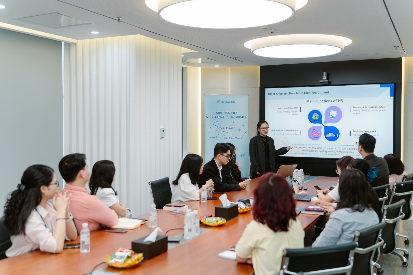 Những sinh viên đạt đủ điều kiện sẽ được nhận suất học bổng trị giá 10 triệu đồng và có 4 tuần kiến tập tại các phòng ban chuyên môn của Shinhan Life Việt Nam