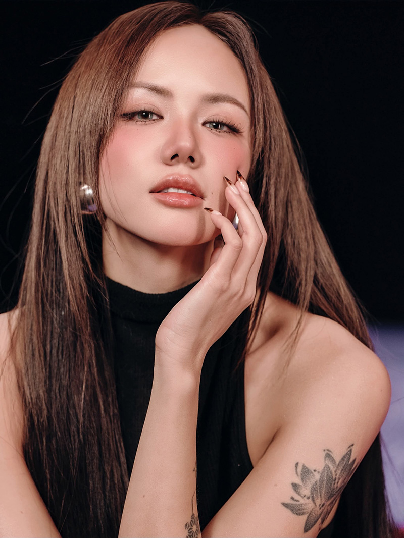 Màn chào sân ngập visual của WOKEUP cùng Phương Ly