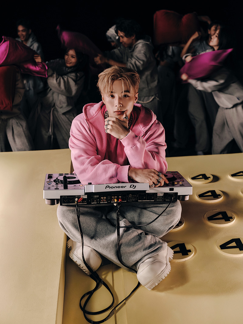 Màn chào sân ngập visual của WOKEUP cùng Phương Ly