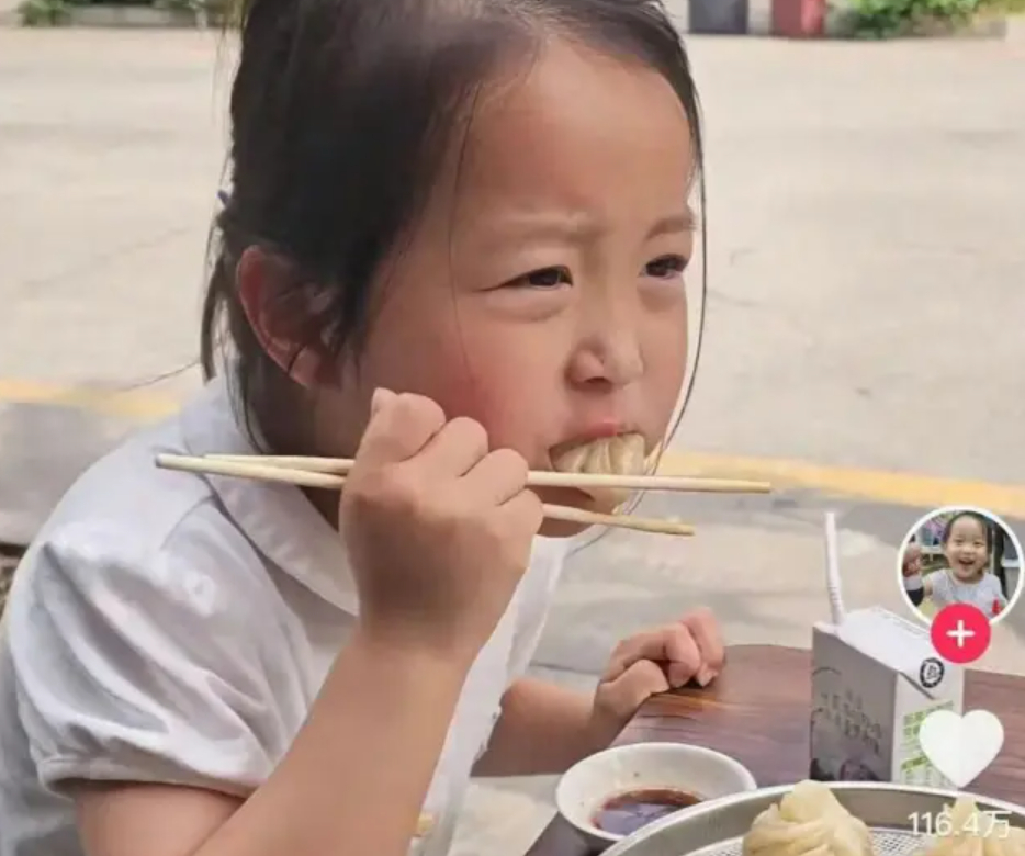 Bé gái bình thản ăn sáng dưới sự bao bọc của bố