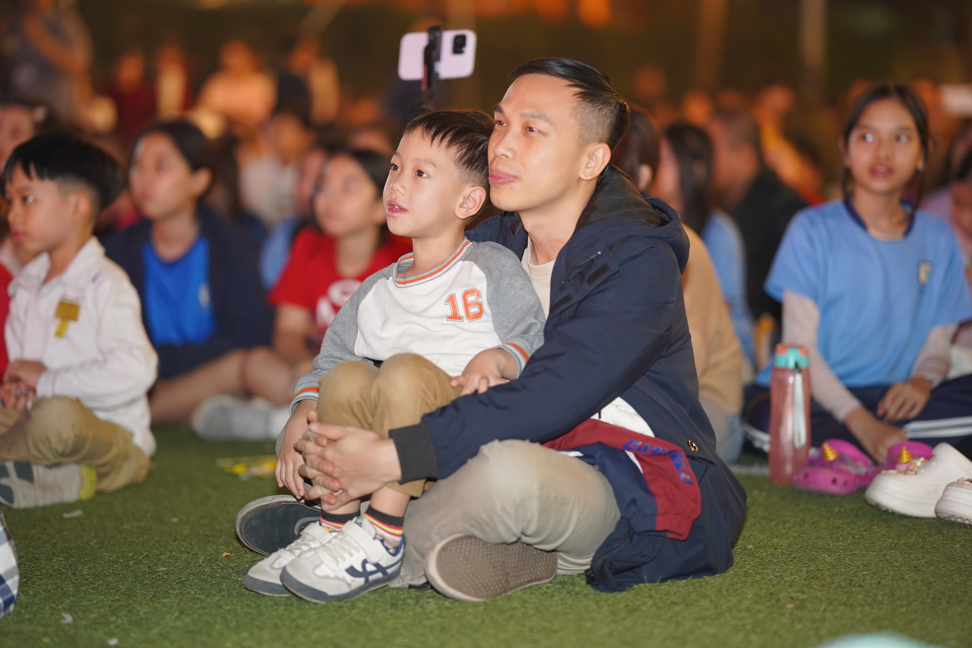 Phụ huynh và học sinh thích thú theo dõi các tiết mục tại Gió đầu mùa