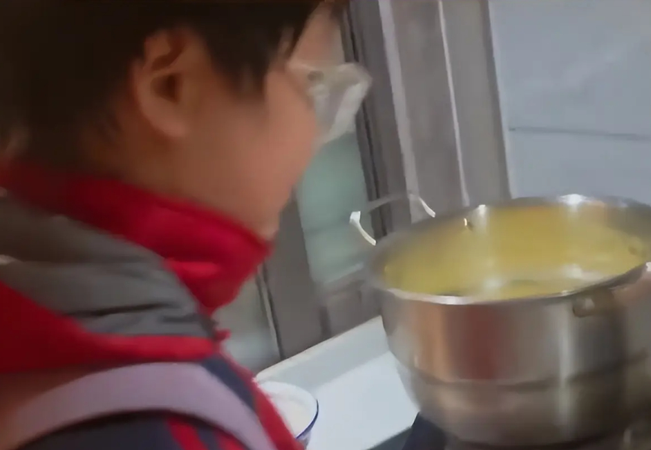 Đứa trẻ chết lặng khi thấy mẹ làm thịt chú gà mình nuôi từ bé