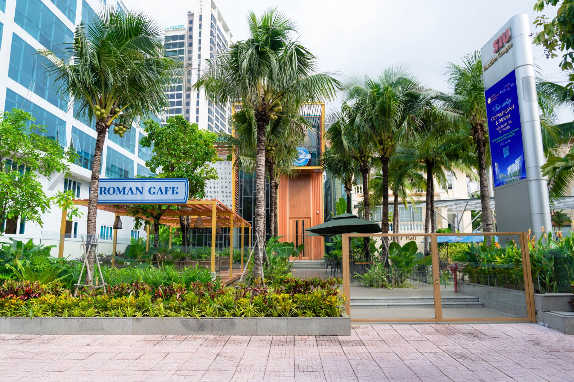 QUÁ XỊN: 1 trường ở TP.HCM mở quán cà phê như resort trong khuôn viên, sinh viên đi vài bước là có chỗ ngồi học cực chill