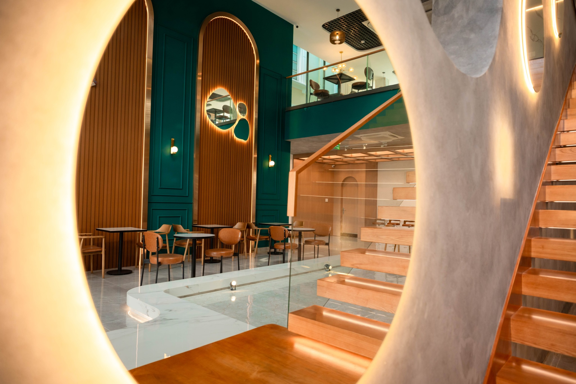 QUÁ XỊN: 1 trường ở TP.HCM mở quán cà phê như resort trong khuôn viên, sinh viên đi vài bước là có chỗ ngồi học cực chill