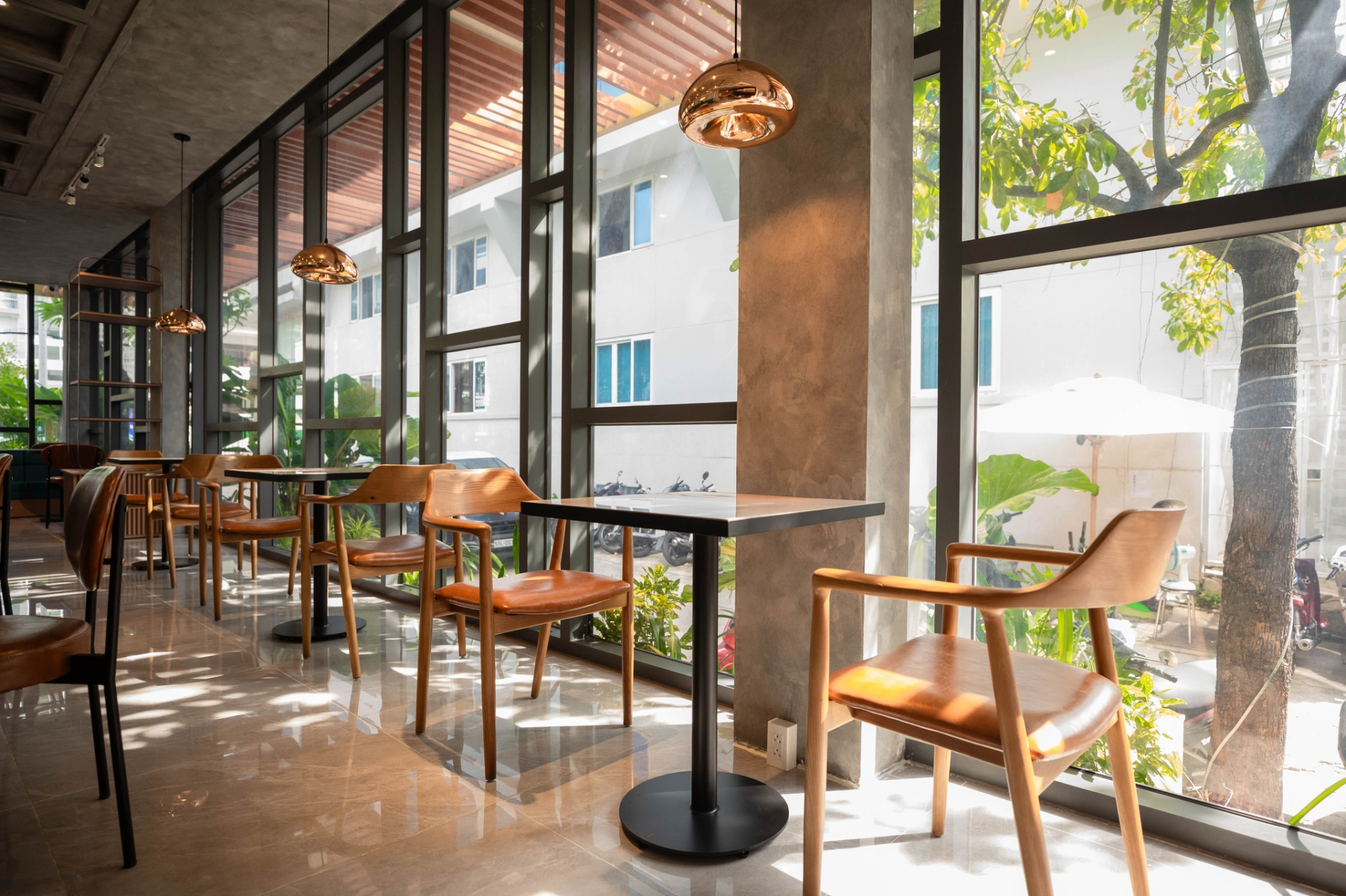 Mỗi góc quán đều được chăm chút vừa đủ, không phô trương mà tinh tế