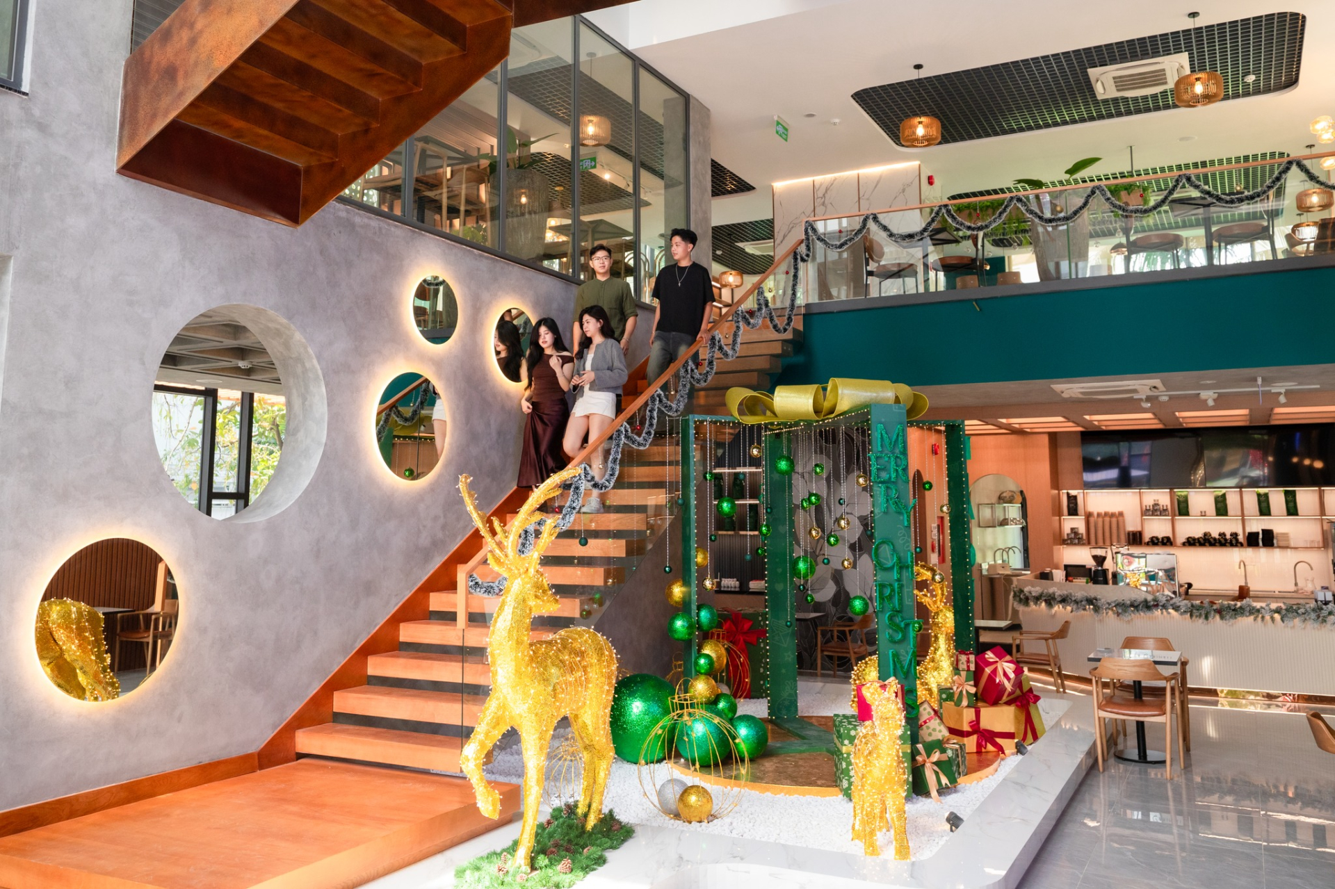 QUÁ XỊN: 1 trường ở TP.HCM mở quán cà phê như resort trong khuôn viên, sinh viên đi vài bước là có chỗ ngồi học cực chill