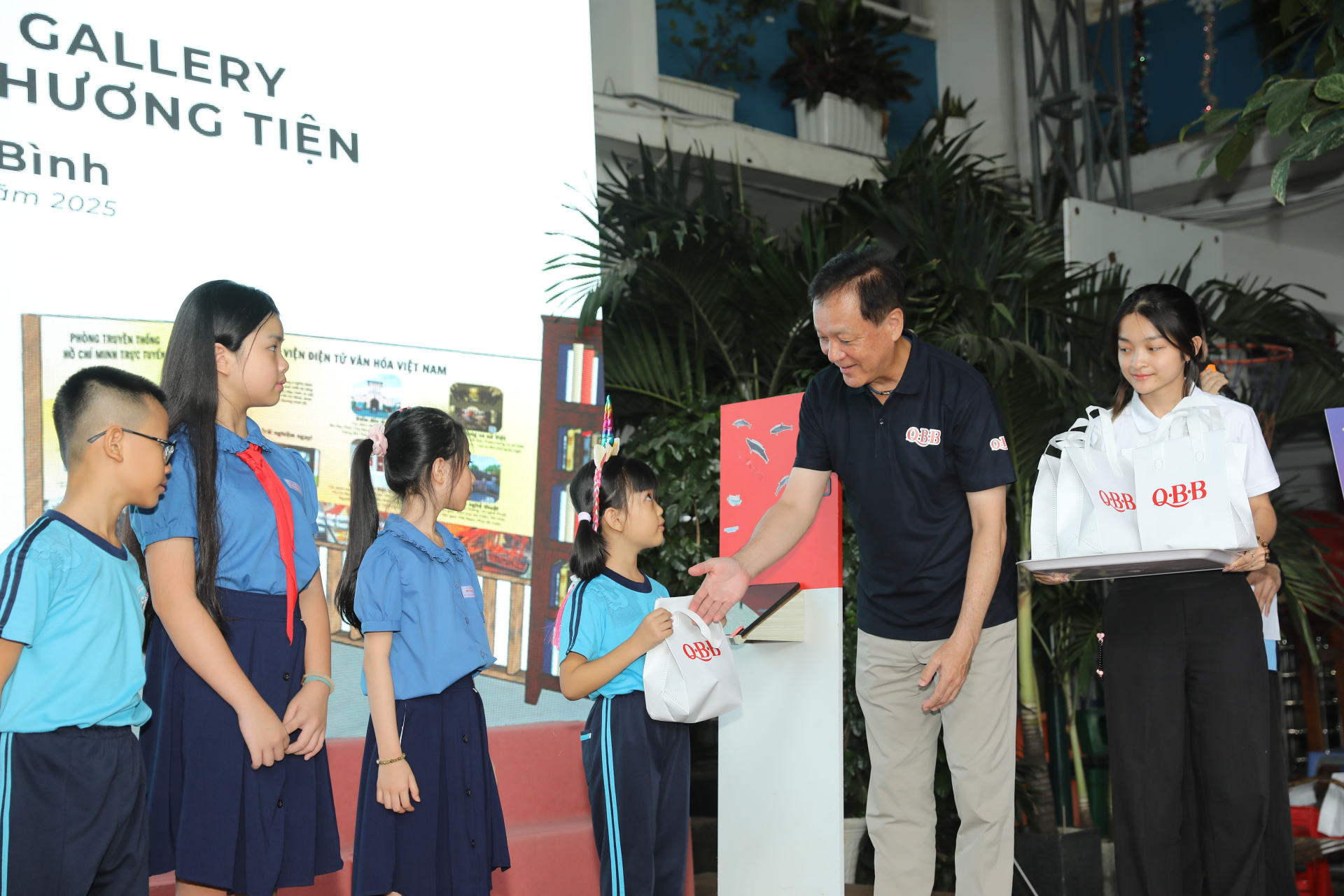 Học sinh TPHCM thích thú trước thư viện số và video truy xuất nguồn gốc