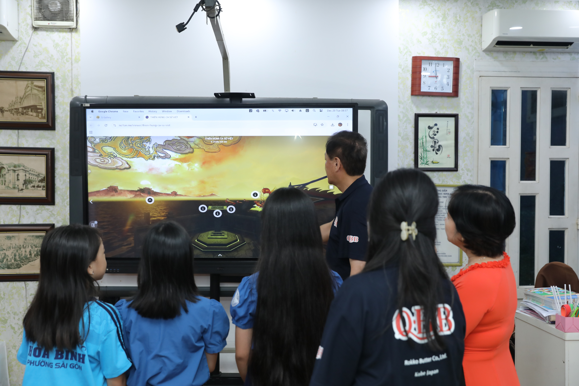 Học sinh TPHCM thích thú trước thư viện số và video truy xuất nguồn gốc