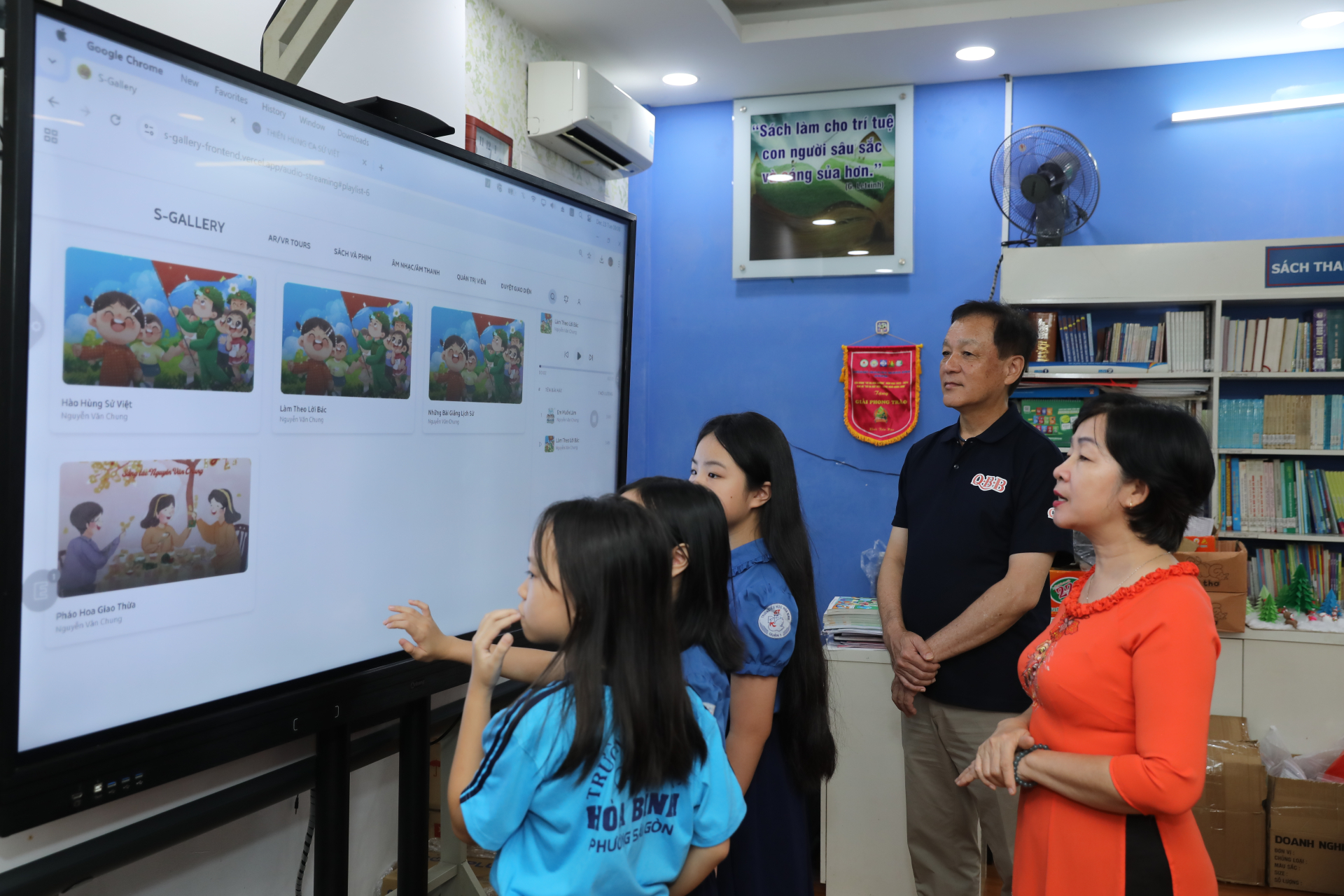 Học sinh TPHCM thích thú trước thư viện số và video truy xuất nguồn gốc