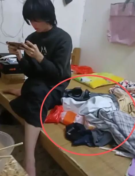 Dân mạng phát hiện ra những chi tiết về cuộc sống của 2 bố con