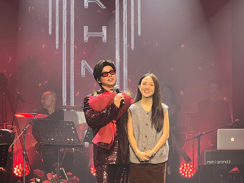 Phan Đinh Tùng gây xúc động khi trao nhẫn kim cương cho vợ ngay trên sân khấu