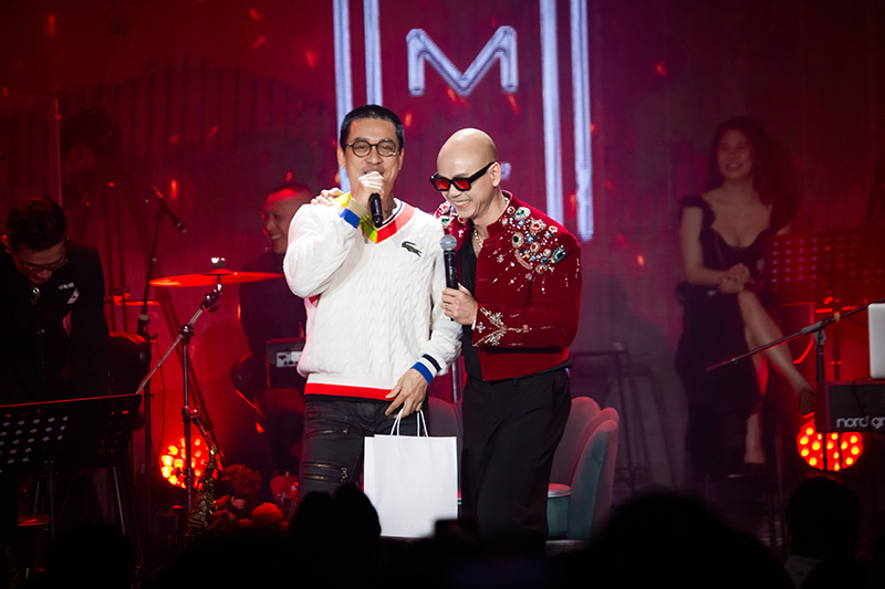 Phan Đinh Tùng gây xúc động khi trao nhẫn kim cương cho vợ ngay trên sân khấu