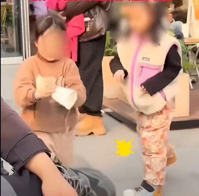 Đứa trẻ bên phải cố tình hất đổ cốc nước trên tay đứa trẻ bên trái và người mẹ không hề xin lỗi, không hề dạy con mà chỉ bao che cho hành động của con mình