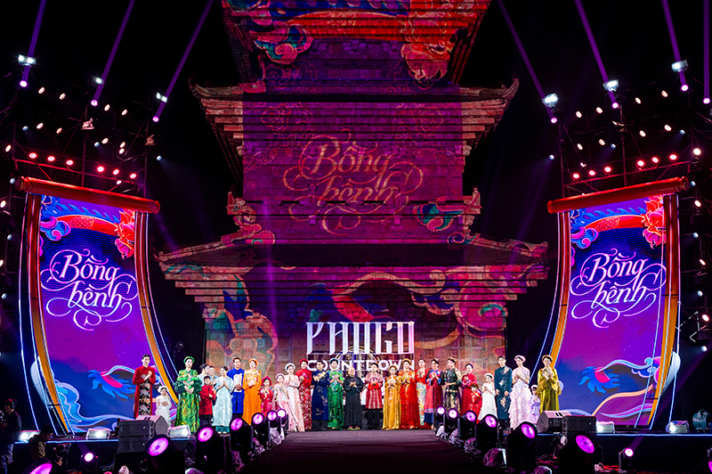 Diễn viên Tú Oanh, Minh Cúc, Đào Hoàng Yến cùng dàn người mẫu sải bước trên sàn diễn tại Ninh Bình