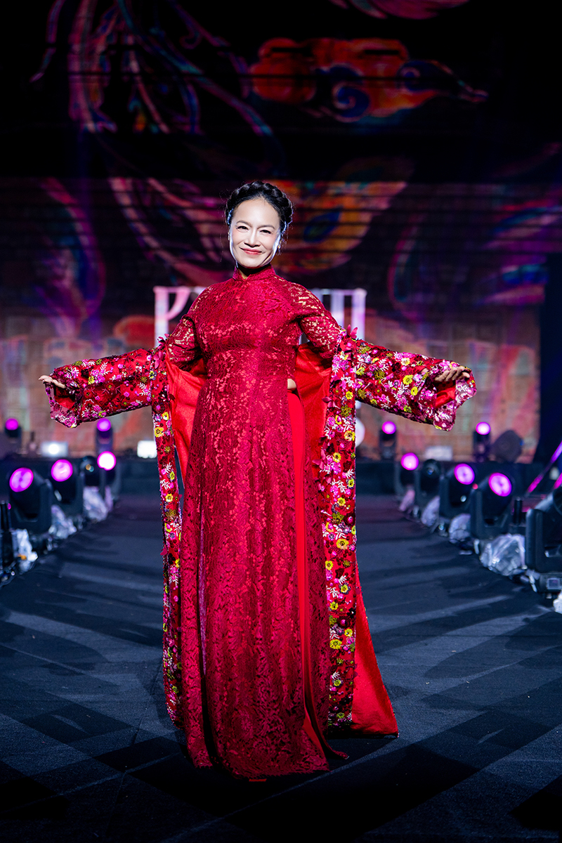 Diễn viên Tú Oanh, Minh Cúc, Đào Hoàng Yến cùng dàn người mẫu sải bước trên sàn diễn tại Ninh Bình