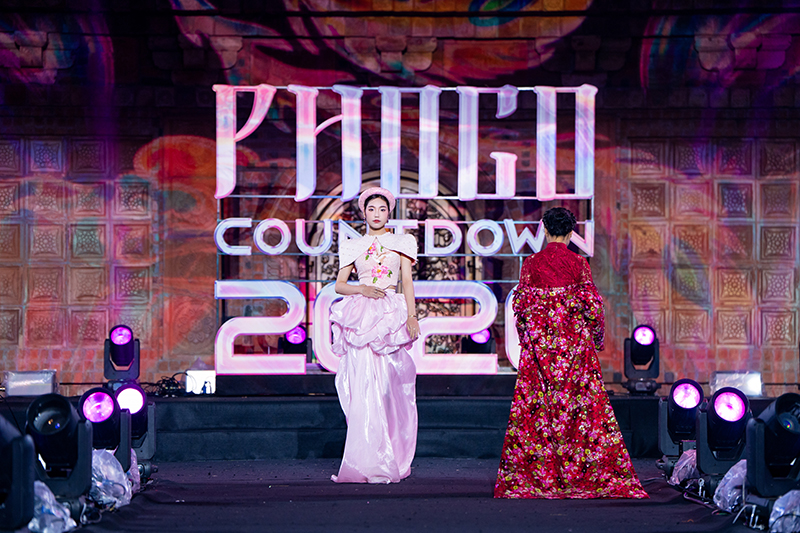 Diễn viên Tú Oanh, Minh Cúc, Đào Hoàng Yến cùng dàn người mẫu sải bước trên sàn diễn tại Ninh Bình