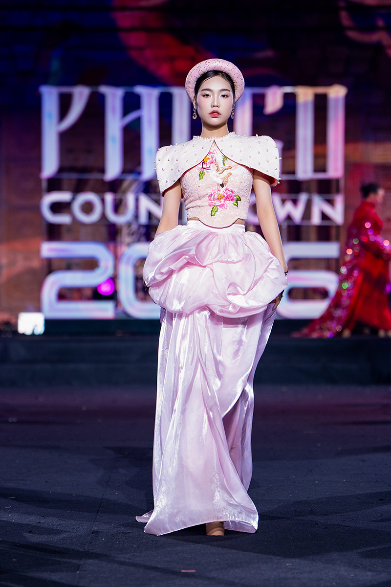 Diễn viên Tú Oanh, Minh Cúc, Đào Hoàng Yến cùng dàn người mẫu sải bước trên sàn diễn tại Ninh Bình