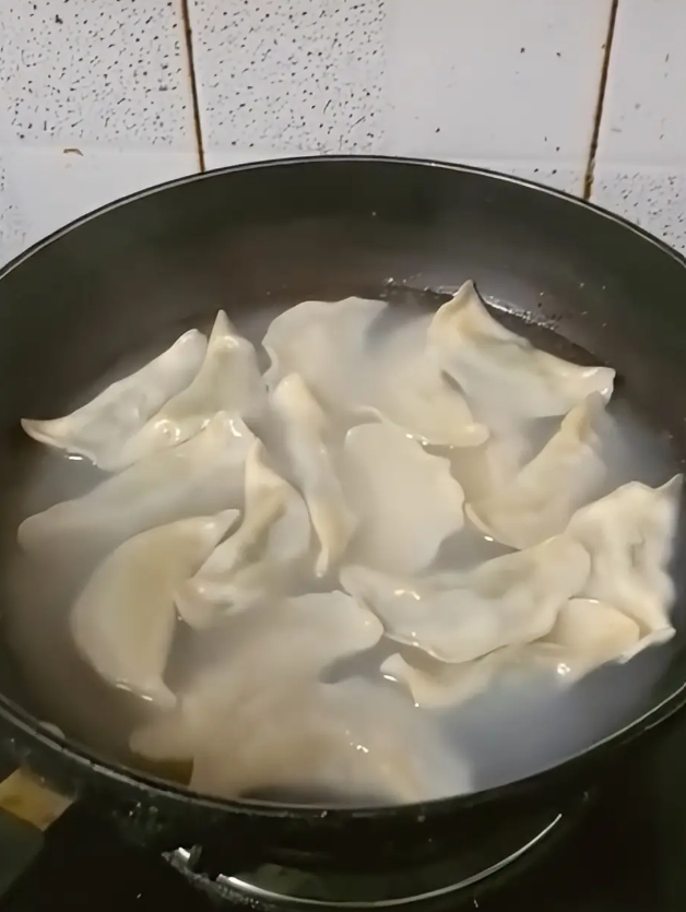 Đứa bé lớp 6 tự tay chuẩn bị đồ ăn cho gia đình nhưng lại bị mẹ chê trách