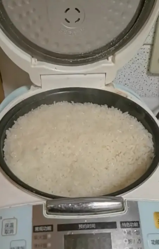 Hình ảnh nồi cơm gây tranh cãi