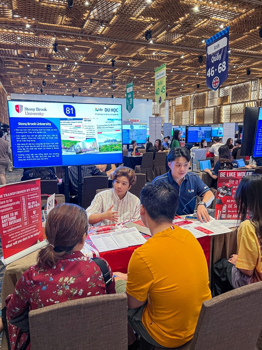   Học sinh, sinh viên cùng phụ huynh nghe tư vấn tại sự kiện du học của IDP vào tháng 10/2025. Ảnh: IDP  