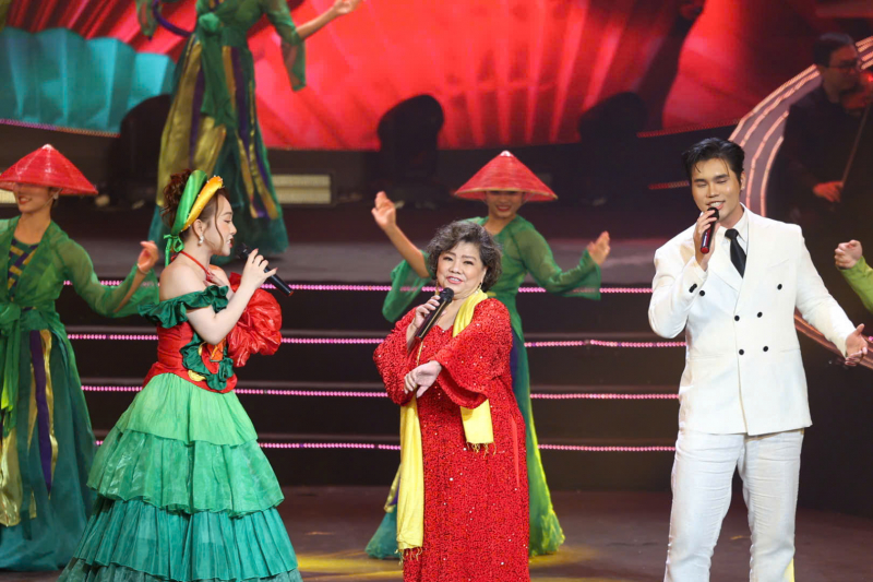 NSND Thanh Hoa biểu diễn trong chương trình. (ảnh: Lê Phú)
