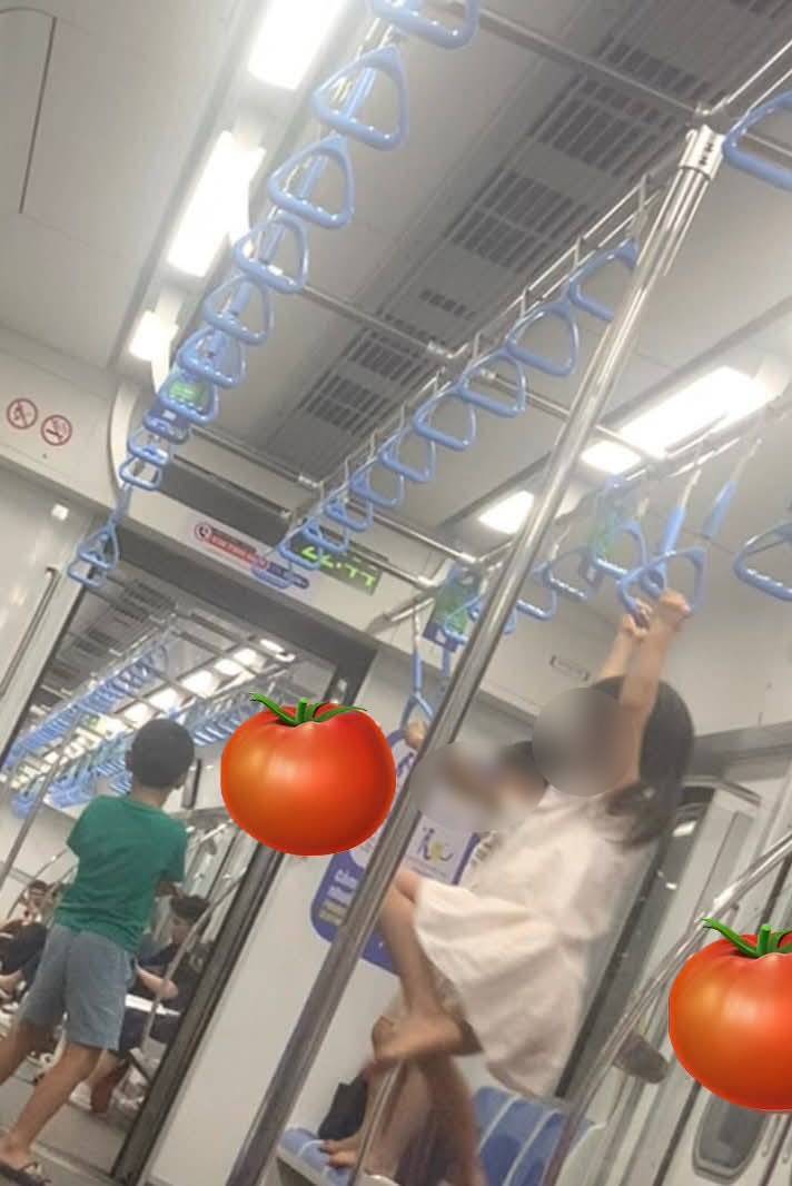 Bà mẹ chia sẻ bức ảnh trên tàu điện ở TP.HCM gây bão mạng, có người hỏi ngược: Thế chị có phản ứng gì lúc đó chưa?