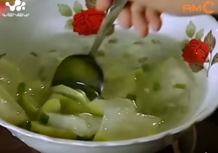 Bát canh gây tranh cãi trong bộ phim Xóm vắng