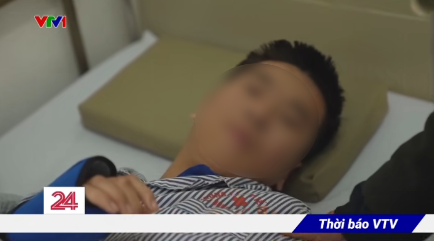 Em học viên bị đánh đập dã man sau 4 tháng sống ở trung tâm. Nguồn ảnh: VTV1