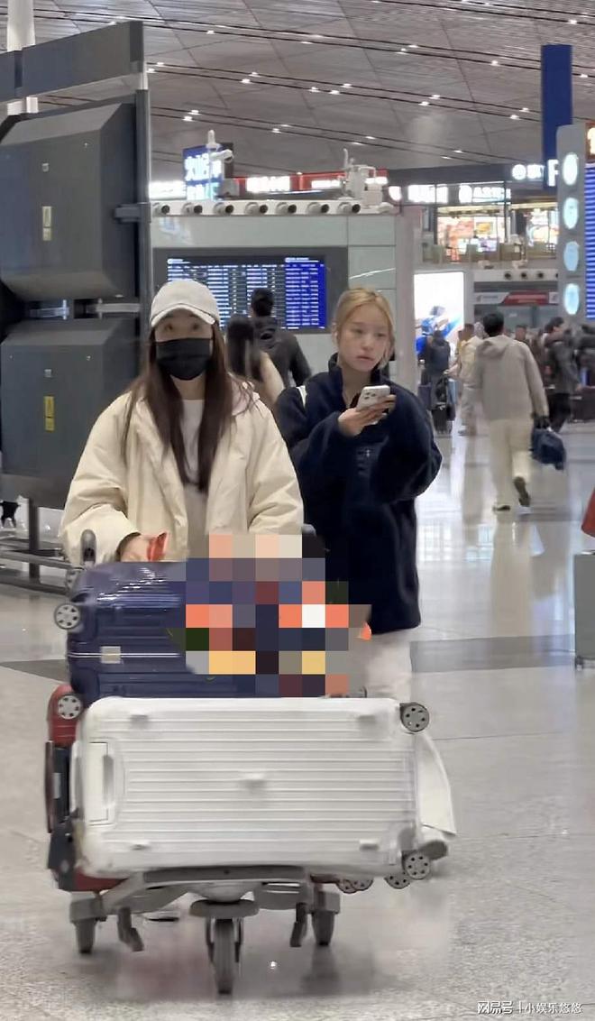 Việc Tiểu Tứ Nguyệt lớn lên và học tập chủ yếu ở nước ngoài, hiện đang du học tại Thụy Sĩ, khiến cô có xu hướng cởi mở hơn trong cách thể hiện bản thân, điều này không nên bị nhìn nhận bằng chuẩn mực quá khắt khe.