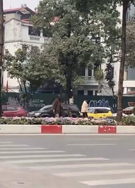 Hành động không tin nổi của người phụ nữ giữa thủ đô: Bé gái sẽ học được 1 bài học thật “xấu xí”