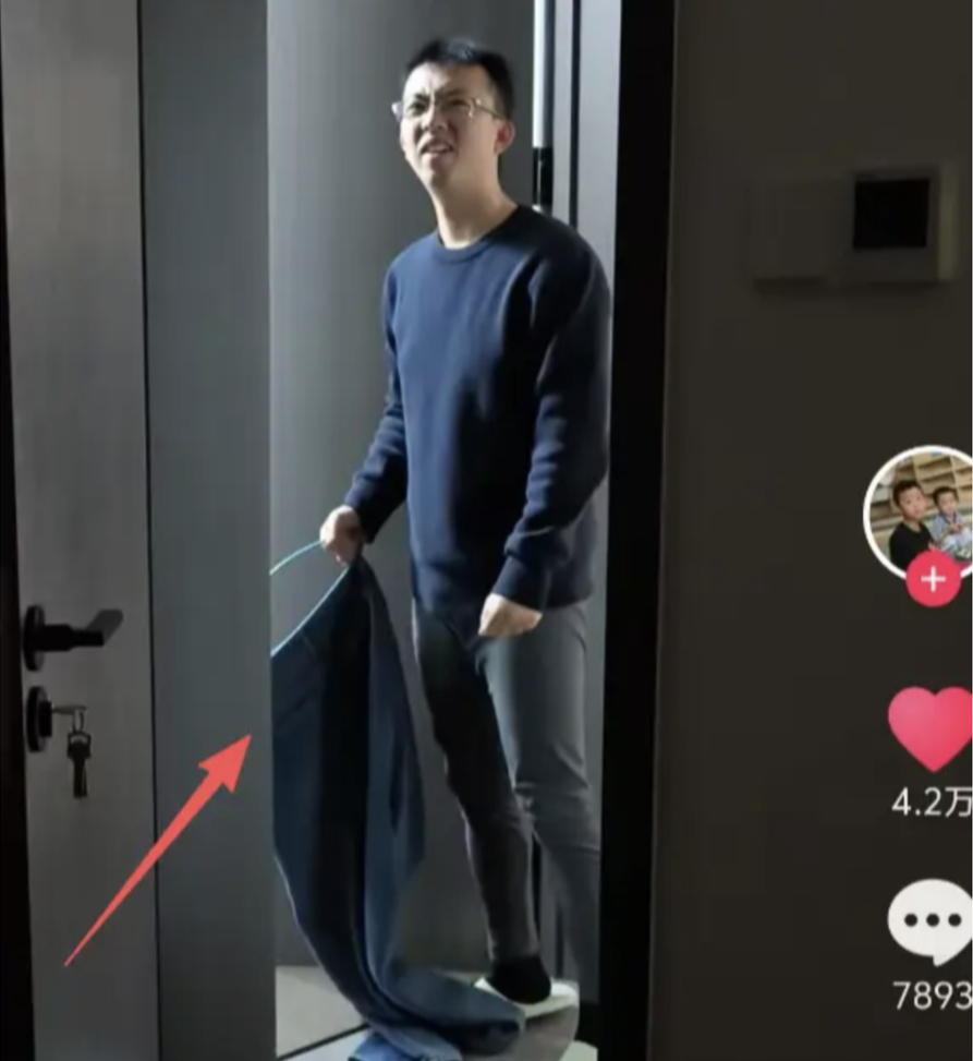 Câu nói “chồng tiến sĩ của tôi không biết mặc quần” nhanh chóng lan truyền trên mạng. 