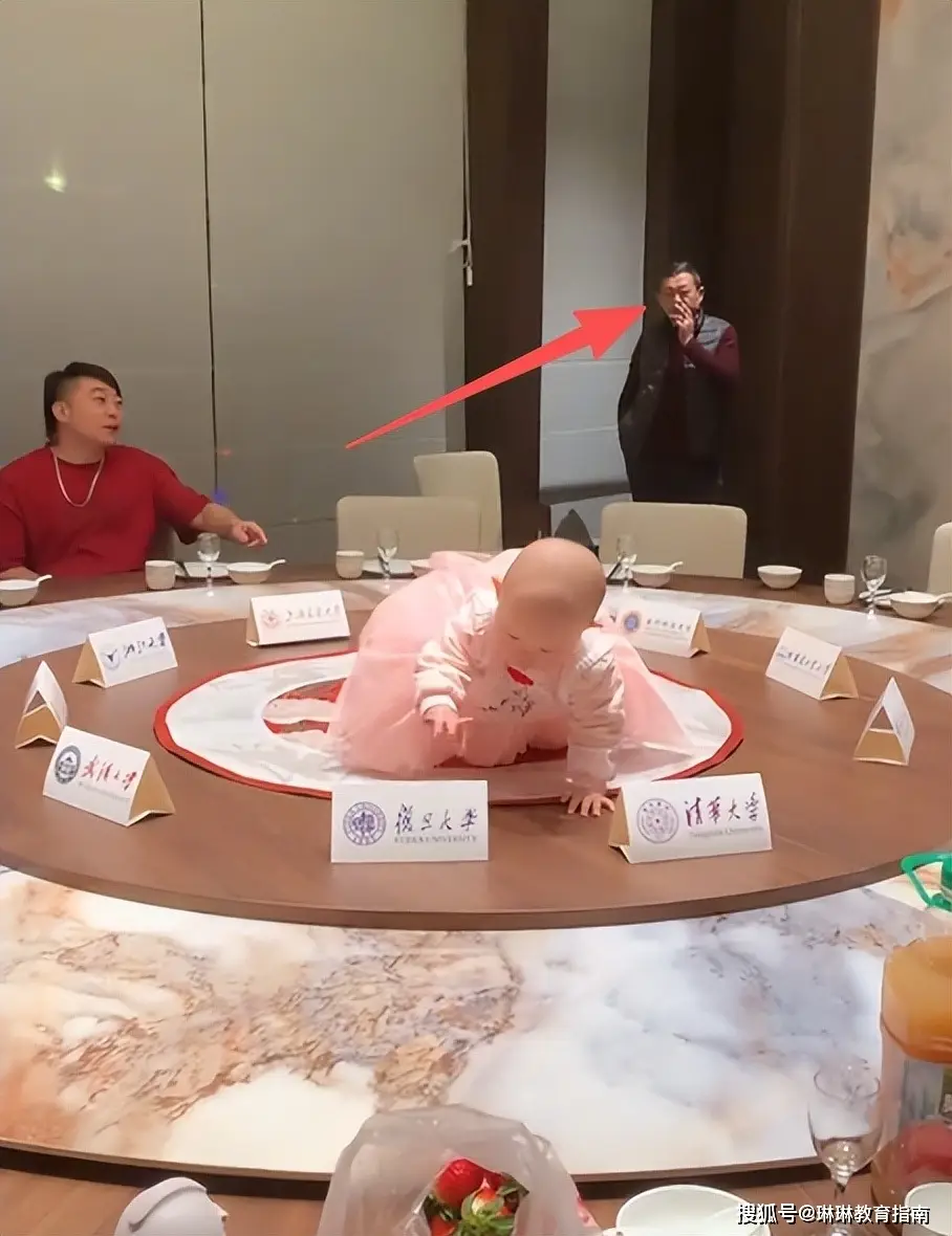 Ngay tại buổi tiệc dành cho em bé chưa đầy một tuổi, họ vô tư hút thuốc, hoàn toàn không quan tâm đến sức khỏe của trẻ.