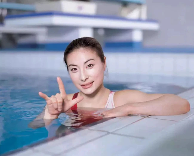 Quách Tinh Tinh sinh ngày 15/10/1981 tại Bảo Định, Hà Bắc. 