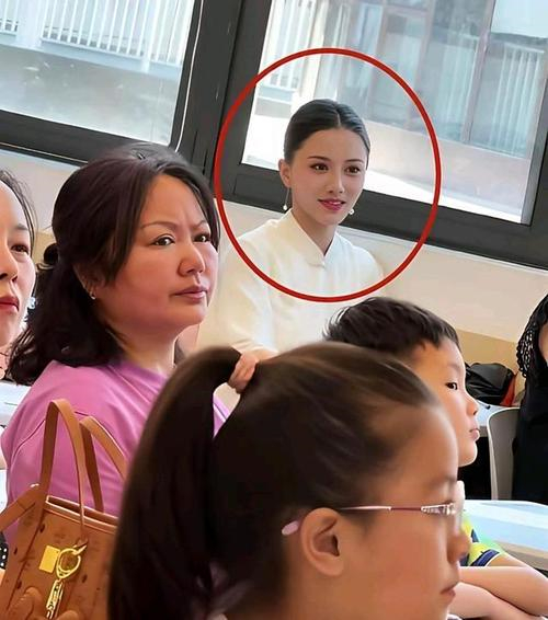 Người mẹ bất ngờ vướng vào tranh cãi vì quá xinh đẹp