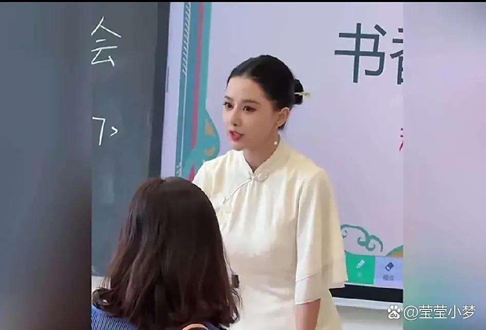 Người mẹ phát biểu trên bục giảng