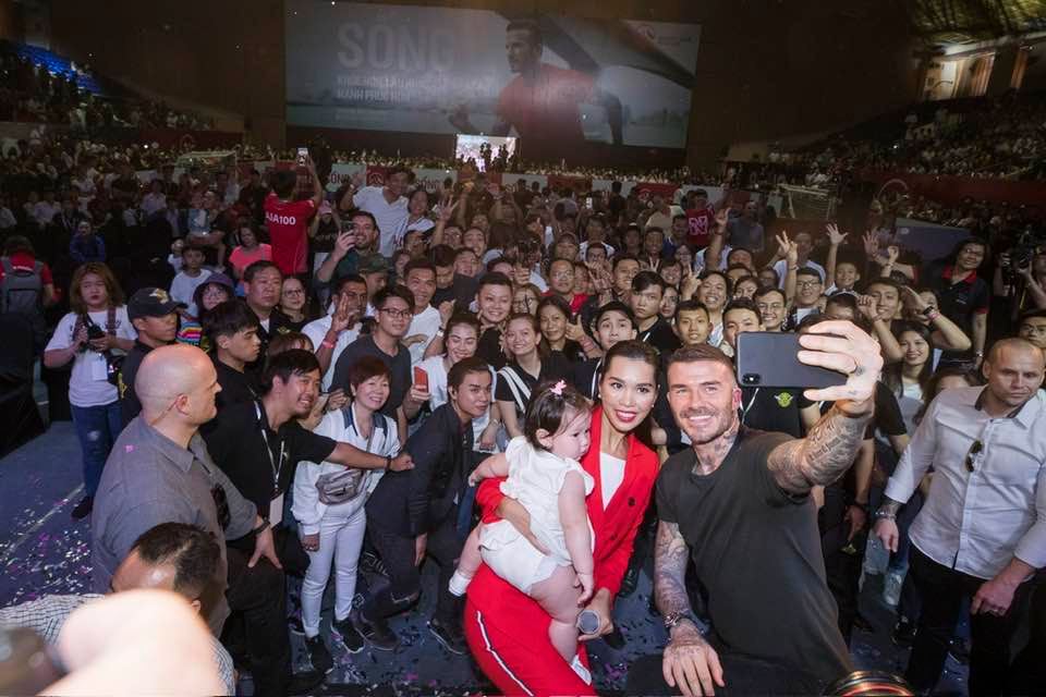 Hà Anh và con gái chụp ảnh cùng David Beckham
