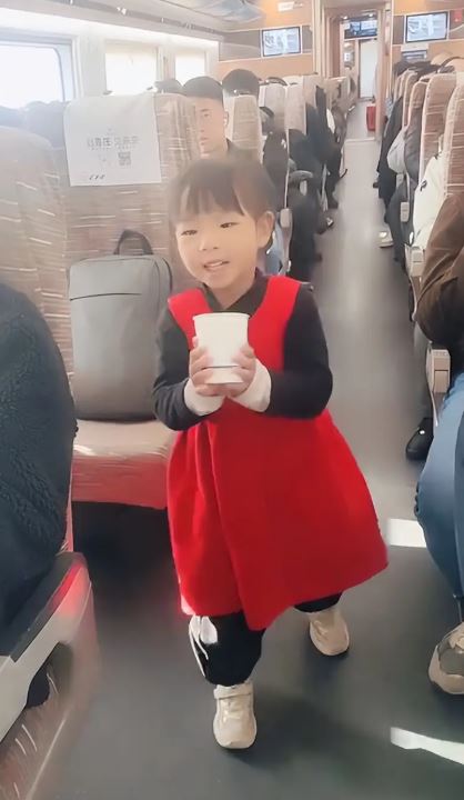 Đứa trẻ vừa đi vừa hát